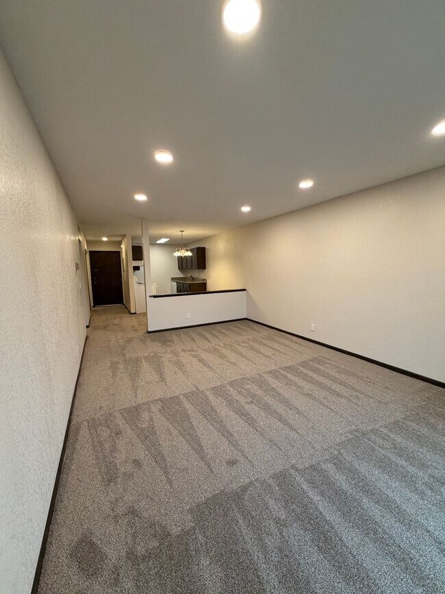 Building Photo - 1260 Larpenteur Ave W