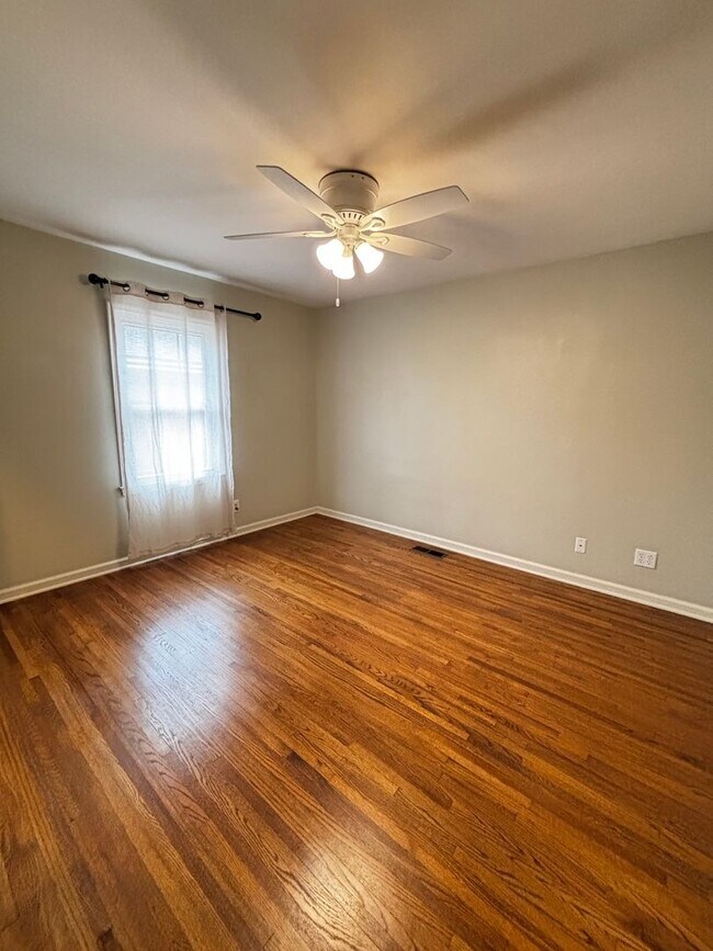 Building Photo - Brookside Charmer on secluded dead end street, just a 2 minute distance to restaurants, shopping ...