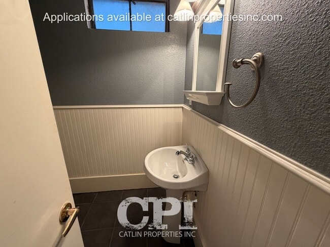 Building Photo - 704 Academy St