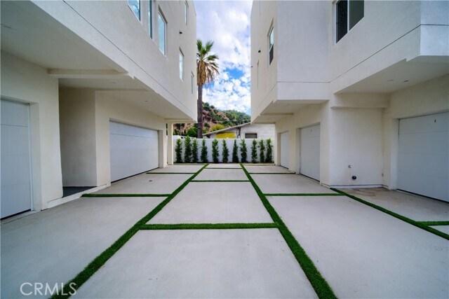 Building Photo - 257 S Ave 54