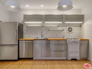 Building Photo - 906 Venezia Ave