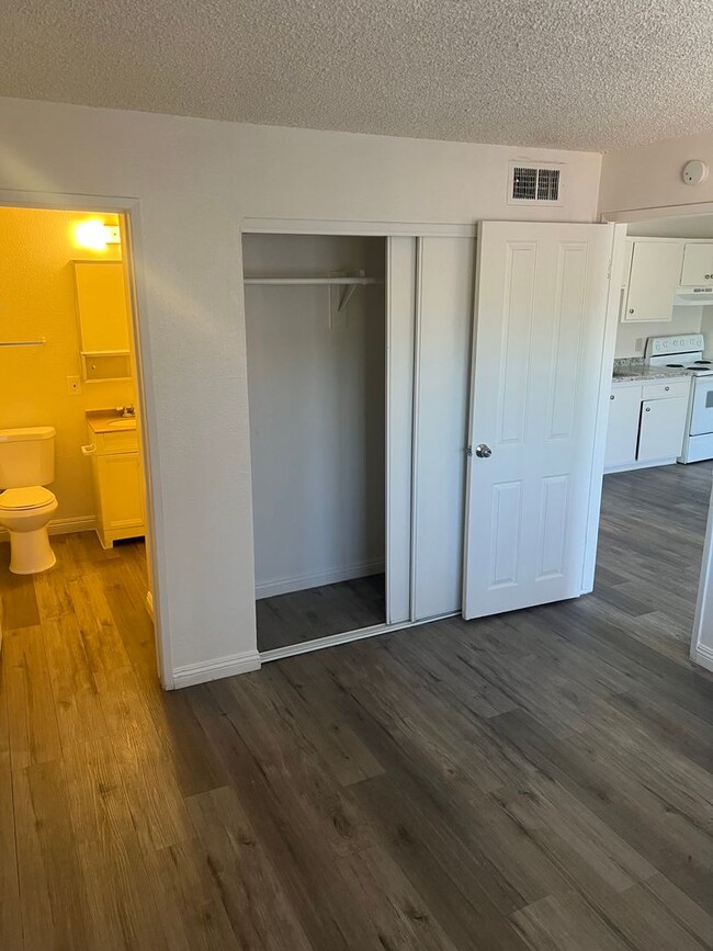 Building Photo - 1 Bedroom 1 Bath In Central Las Vegas