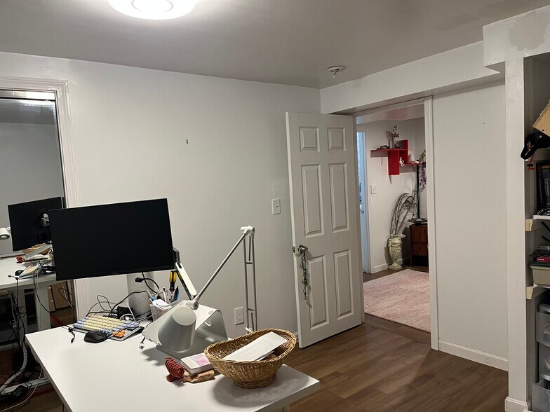The room, view to door entrance - 17 Hardwick St