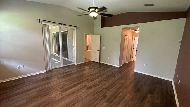 Building Photo - 2401 Nesslewood Dr