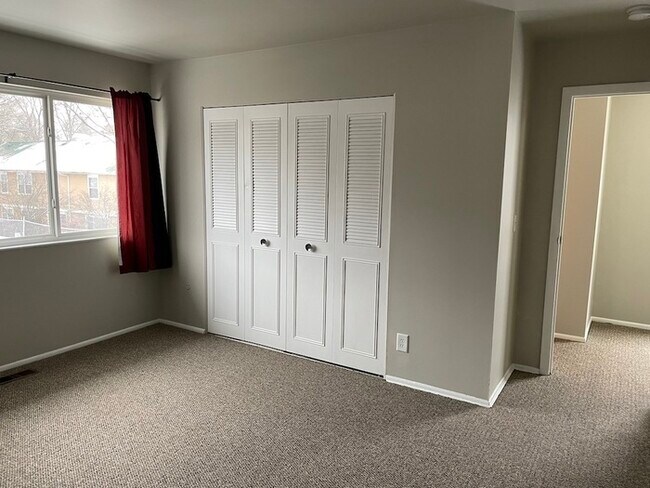 Building Photo - Large 1 bedroom condo Kenbrooke Court!