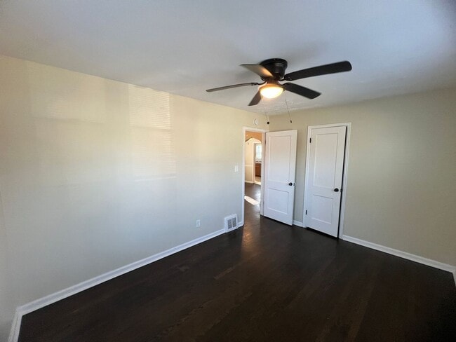 Building Photo - Move-In Ready 3-Bed Home with Downstairs B...