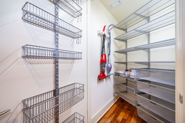 Building Photo - Beautiful 1BR/2BA Luxury High-Rise Condo in Downtown Orlando - Star Tower!