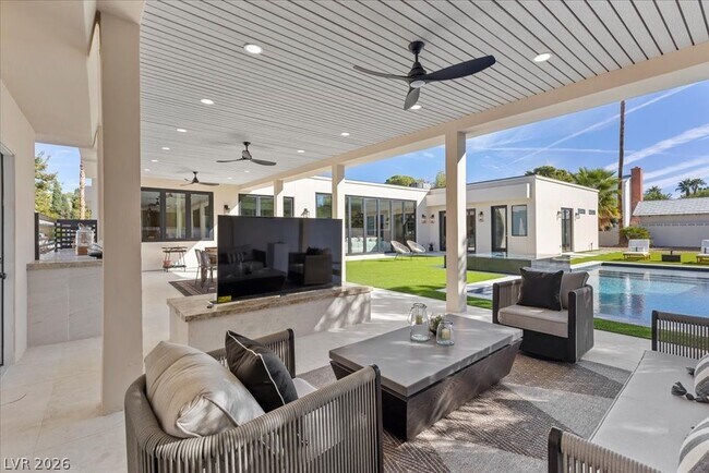 Building Photo - 2401 Driftwood Dr