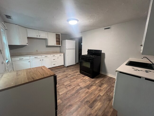 Primary Photo - 10 Cayton St