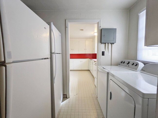 Building Photo - 5+ bedroom South Campus house w/ large fen...