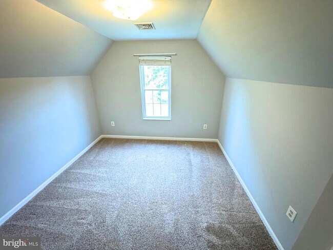 Building Photo - 3063 Schubert Dr