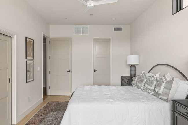 Building Photo - 1325 N Dewey Ave