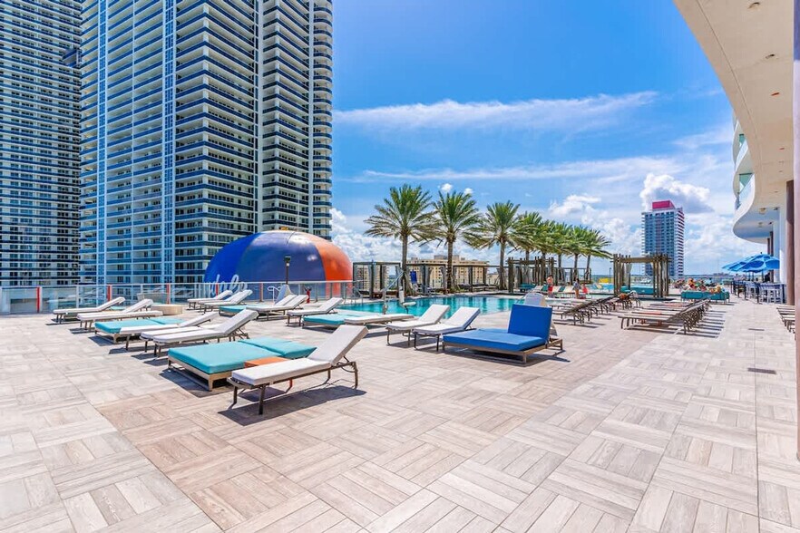 Building Photo - 4011 S Ocean Dr