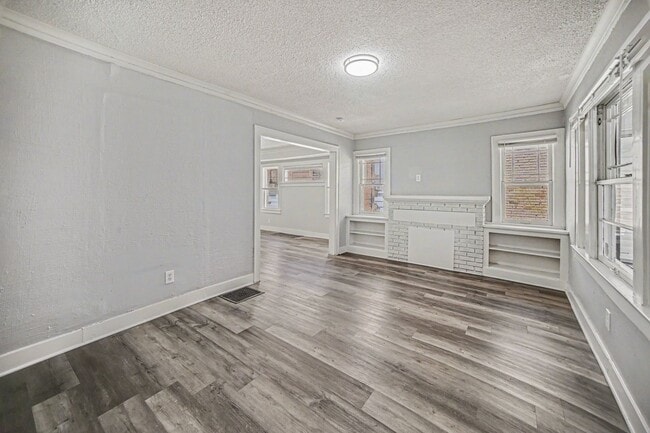 Building Photo - 2 Bed, One Bath House Near UMKC!