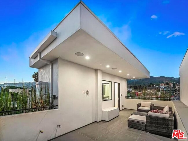 Building Photo - 1445 N Martel Ave