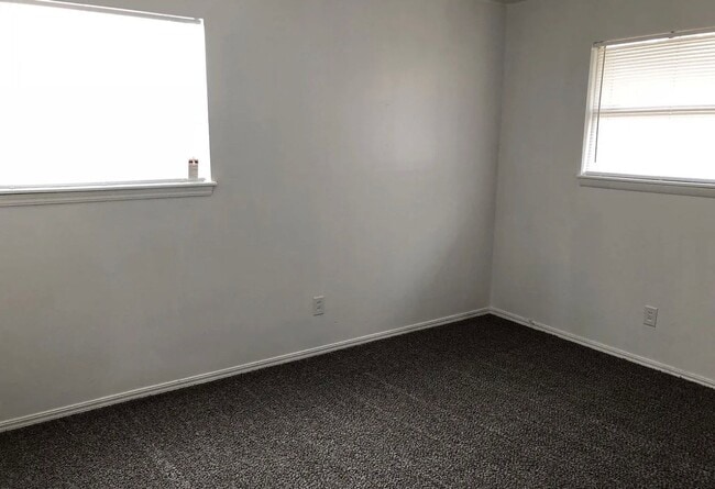 Building Photo - Spacious 4-bedroom, 1-bath home