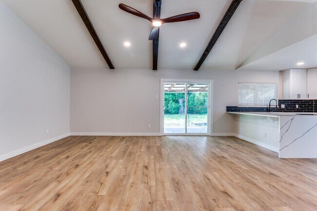 Building Photo - 4825 Cloverdale Ln