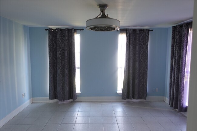 Building Photo - 1102 Winnie St