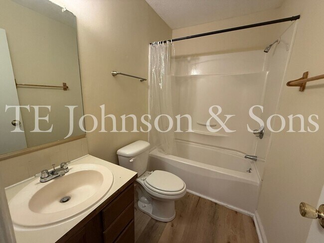 Building Photo - 1506 Oakshire-Water Included