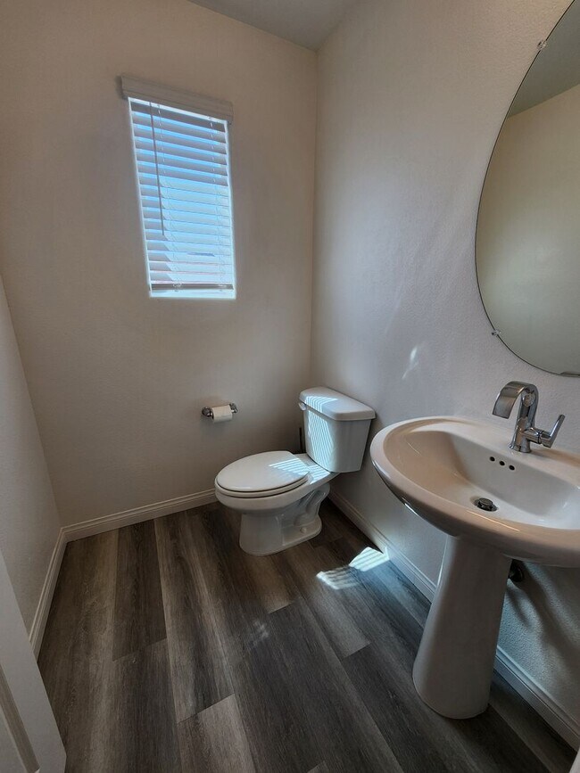 Building Photo - Charming 3BR/2.5BA Home in Las Vegas – Uti...