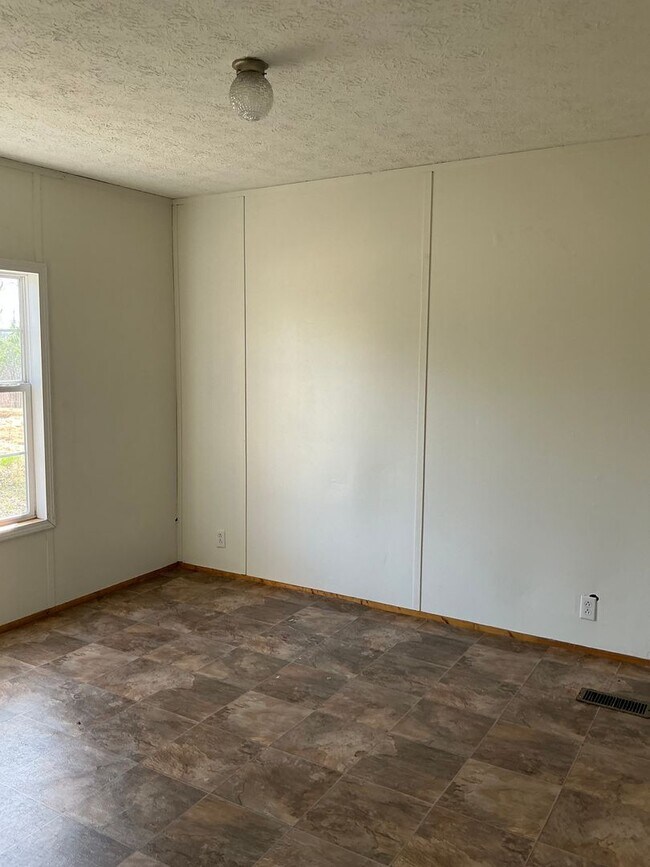 Building Photo - 131 Crescent Ln