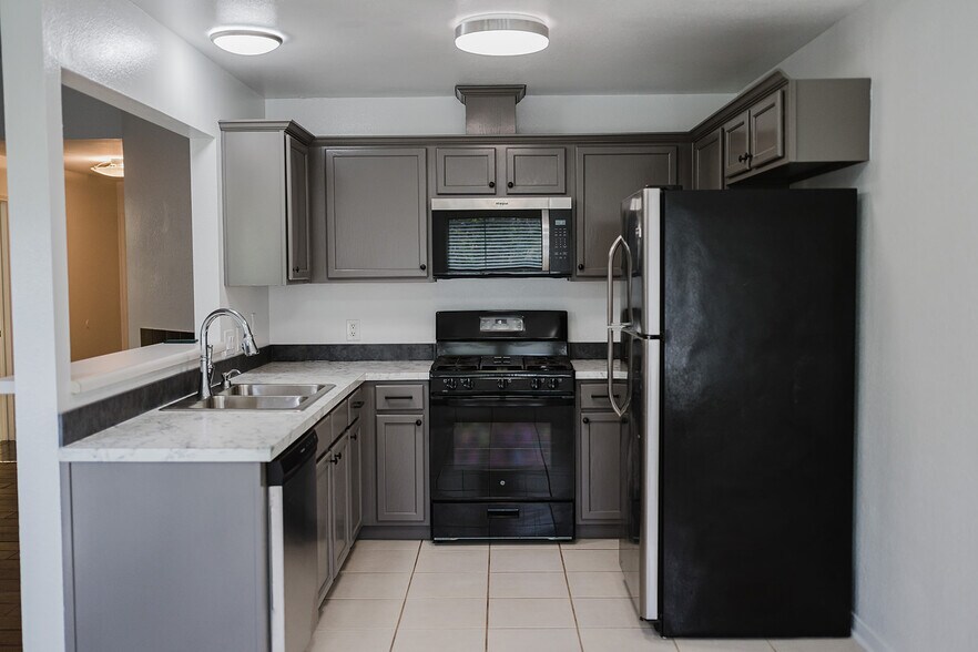 Building Photo - 810 Faircrest Dr