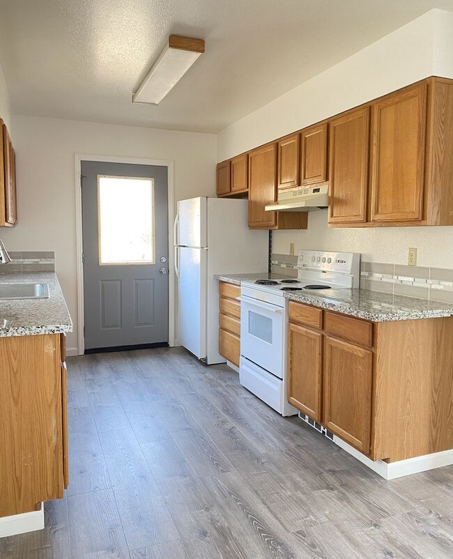 Building Photo - Spacious Well Maintained 3 Bedroom - 1 Bat...