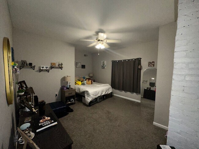 Building Photo - *** Amazing Apartment in Mt. Washington * Pet Friendly * Duplex style * Available Now * Spacious ...