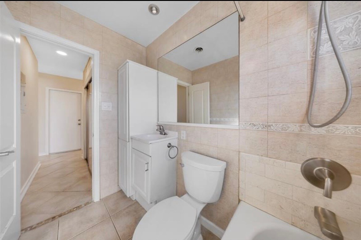 Building Photo - 2591 NE 55th Ct