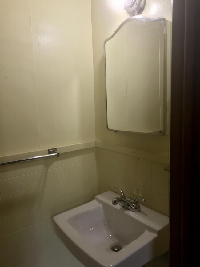 Building Photo - 412 N 34th St