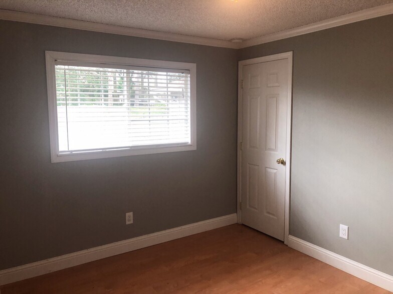 Building Photo - 3 Bed 1.5 Bath Rambler!