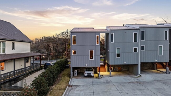 Building Photo - 207 Old Mountain Rd