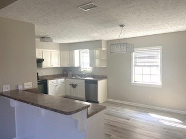 Building Photo - Beautiful home on quiet cul-de-sac! Very c...