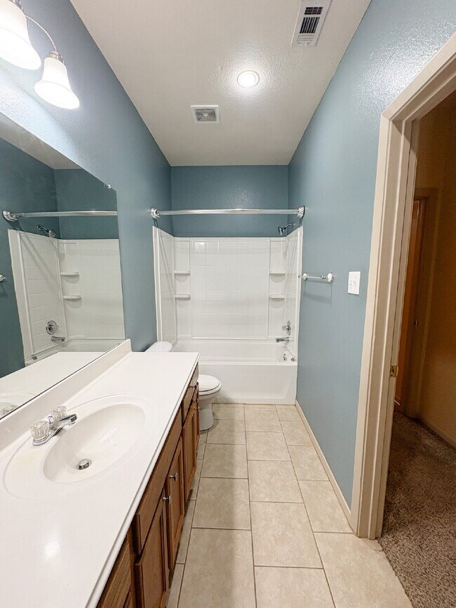 Building Photo - 3 bed, 2 bath duplex in Burleson
