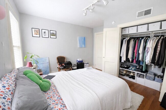 Building Photo - 1656 Kipling St