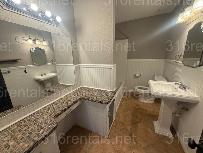 Building Photo - $1100 - 2 bedroom / 1 bathroom - Single Family Home