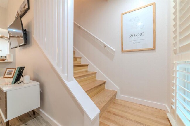 Building Photo - 1015 E Yager Ln