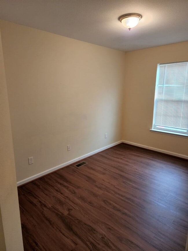 Building Photo - Spacious 2 Story home in Town - Apply Now ...