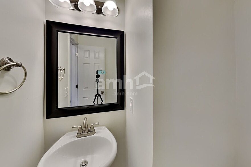 Building Photo - 205 Daventry Way