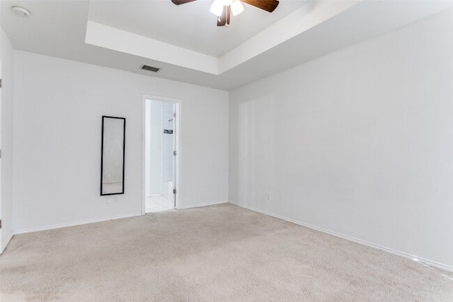 Building Photo - 215 Meadowbrook Ln