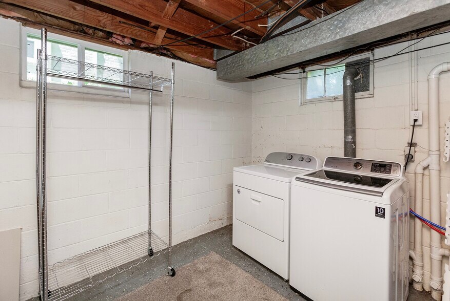 Building Photo - 2033 Friley Rd