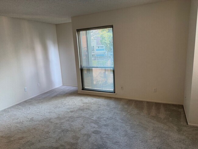 Building Photo - Gorgeous South Natomas Condo