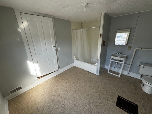 Building Photo - 2 bedroom house with garage!