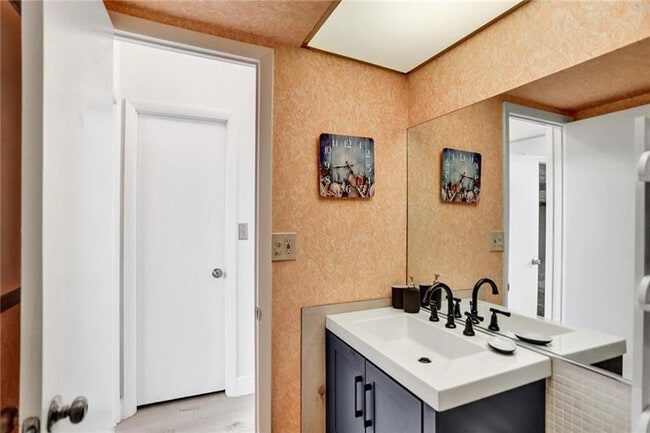 Building Photo - 101 N Birch Rd