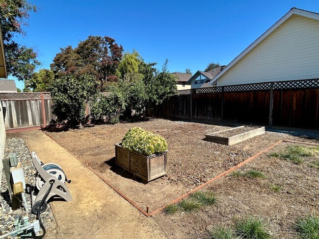 Building Photo - Beautiful Home in Great Neighborhood! Avai...