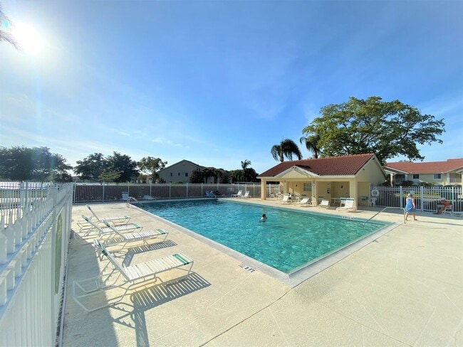 Building Photo - ** VILLAGES AT EMERALD LAKES ** 2 BED / 2 ...