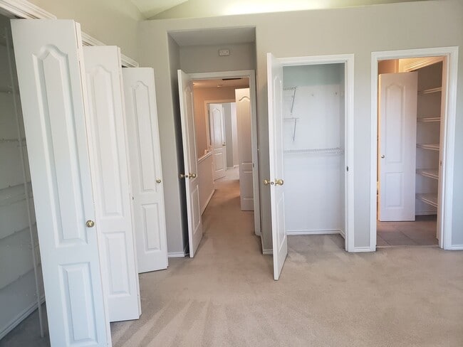 Building Photo - Large 3-bed Townhouse in Terwilliger South