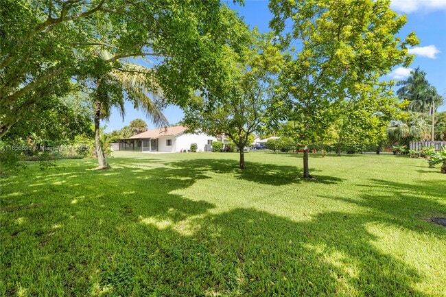 Building Photo - 15800 Surrey Cir