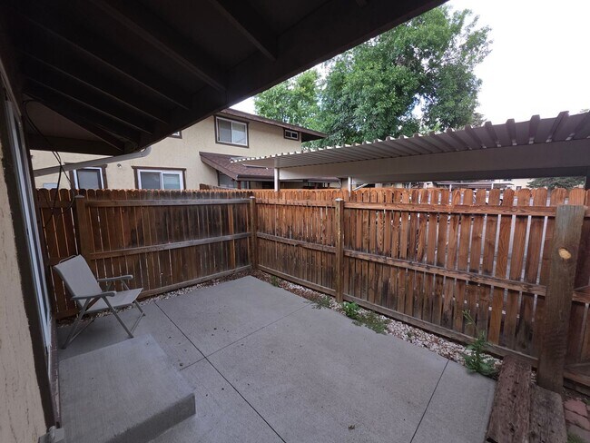 Building Photo - !!NEW PRICE DROP!! Massive 5 Bedroom Townh...