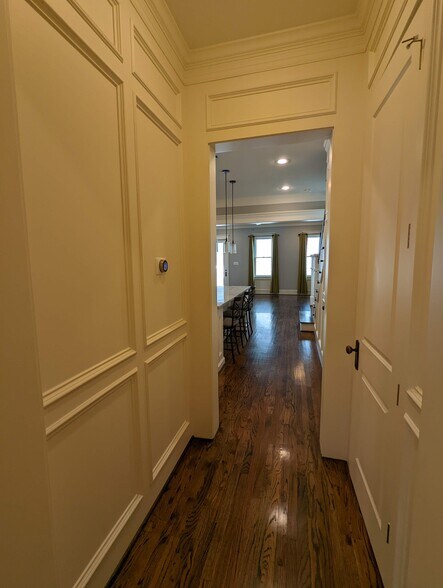 Building Photo - 722 E 29th St